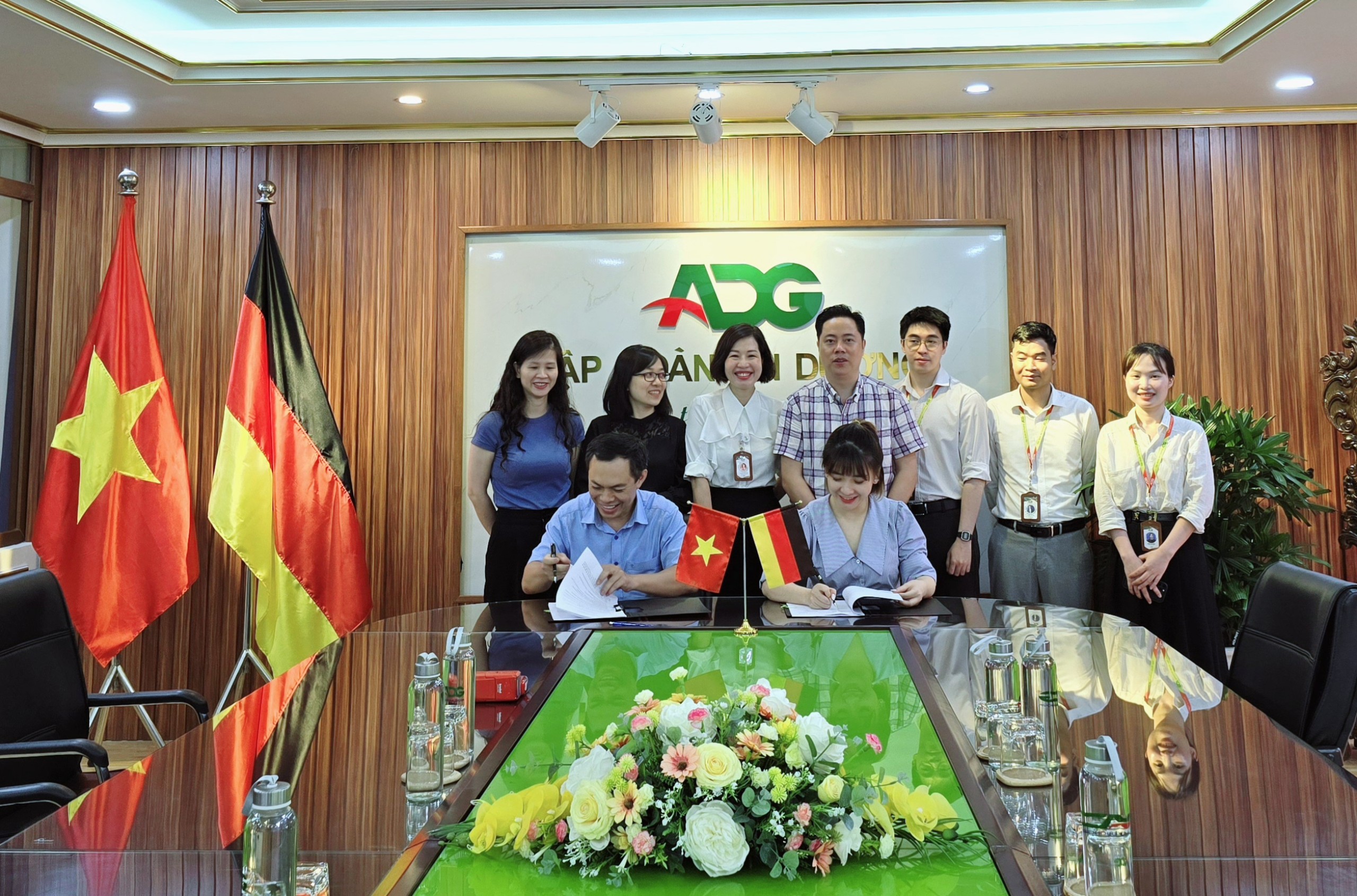 Bà Hoàng Thị Vân Anh - Giám đốc Trung tâm CHLB Đức An Dương Group và đại diện Công ty G7 Holding cùng ký thoả thuận hợp tác