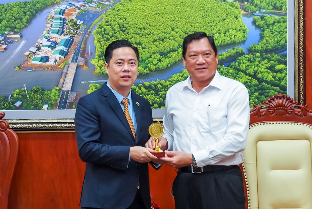 Ông Bùi Xuân Quảng, Chủ tịch Tập đoàn An Dương được Phó chủ tịch UBND tỉnh Lâm Văn Bi trao quà lưu niệm 
